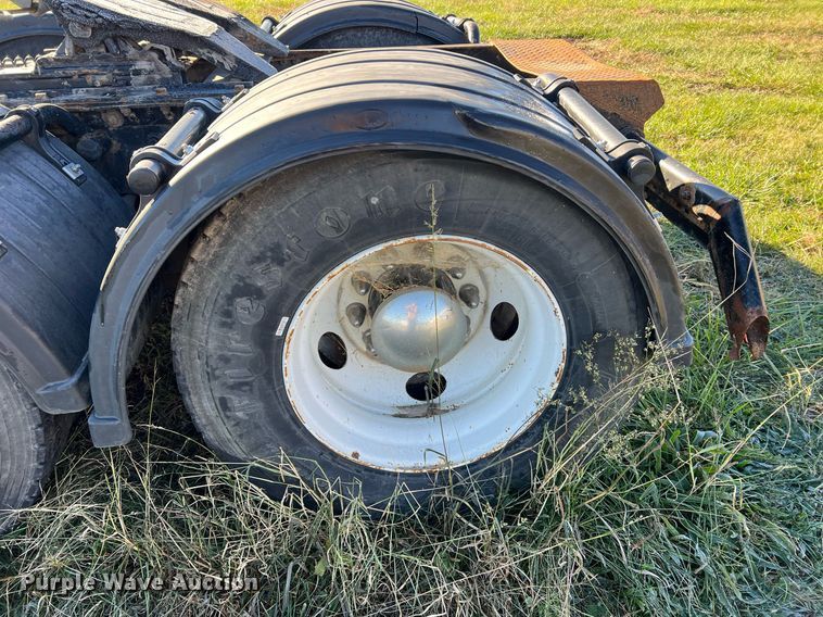 image for item NI9122 2001 Volvo VN Series  semi truck