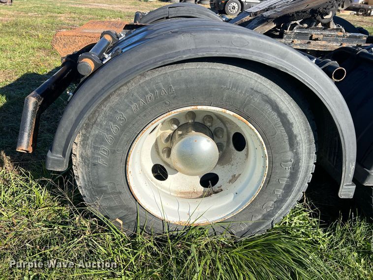 image for item NI9122 2001 Volvo VN Series  semi truck