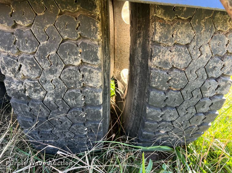 image for item NI9122 2001 Volvo VN Series  semi truck