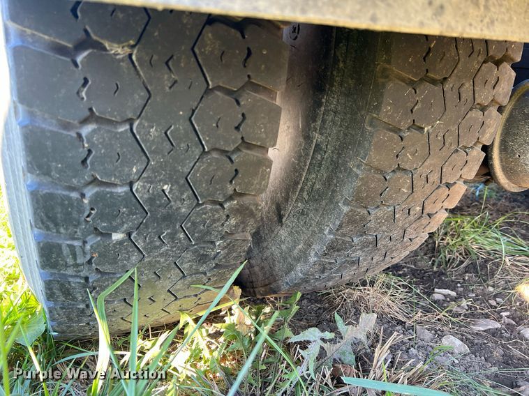 image for item NI9122 2001 Volvo VN Series  semi truck