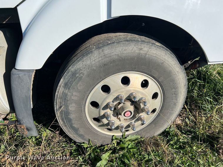 image for item NI9122 2001 Volvo VN Series  semi truck