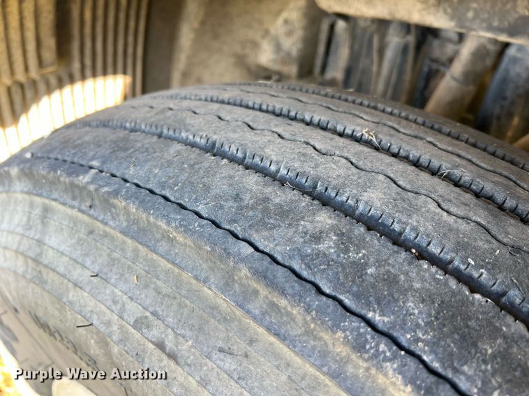 image for item NI9122 2001 Volvo VN Series  semi truck