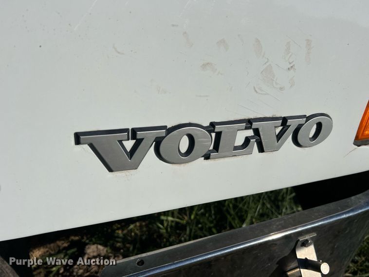 image for item NI9122 2001 Volvo VN Series  semi truck