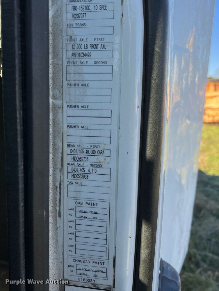 image for item NI9122 2001 Volvo VN Series  semi truck