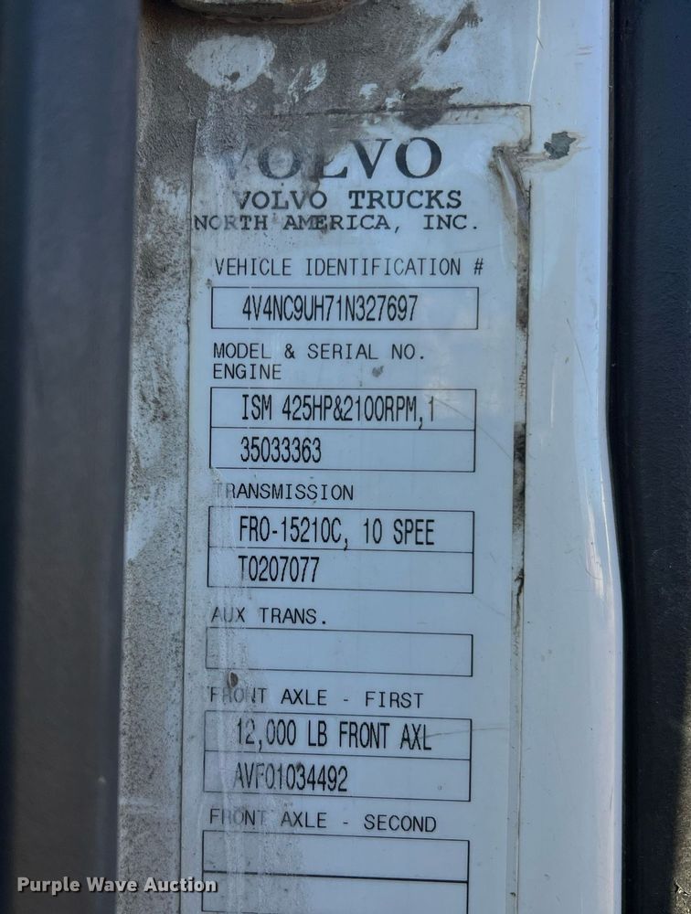 image for item NI9122 2001 Volvo VN Series  semi truck