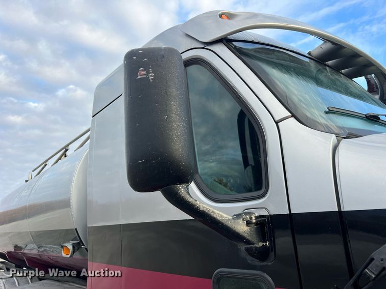 image for item NI9129 1997 Kenworth T2000  fuel truck