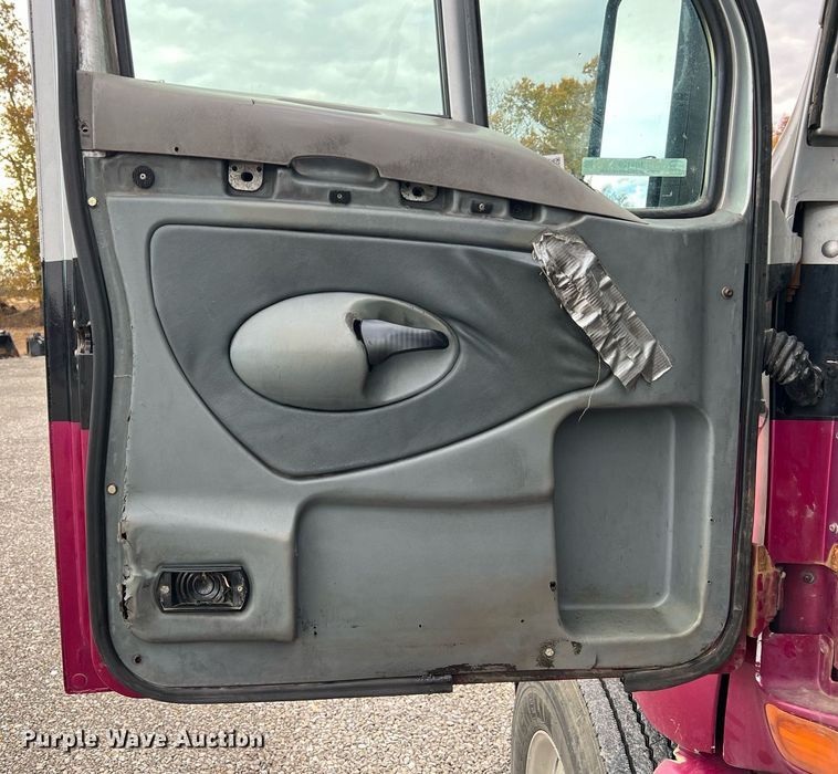 image for item NI9129 1997 Kenworth T2000  fuel truck