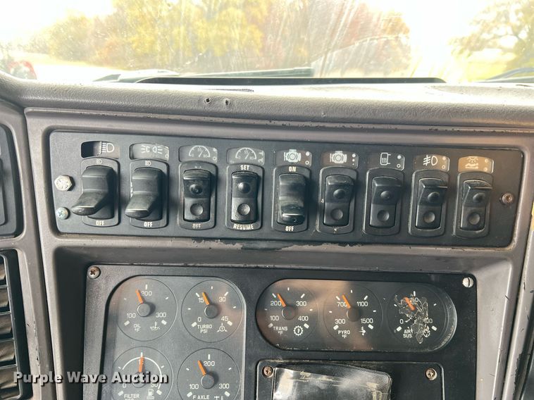 image for item NI9129 1997 Kenworth T2000  fuel truck