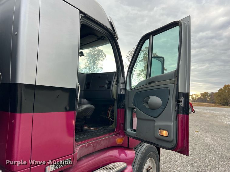 image for item NI9129 1997 Kenworth T2000  fuel truck