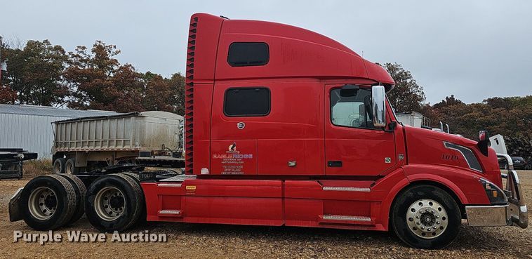 image for item NP9055 2011 Volvo VNL780  semi truck