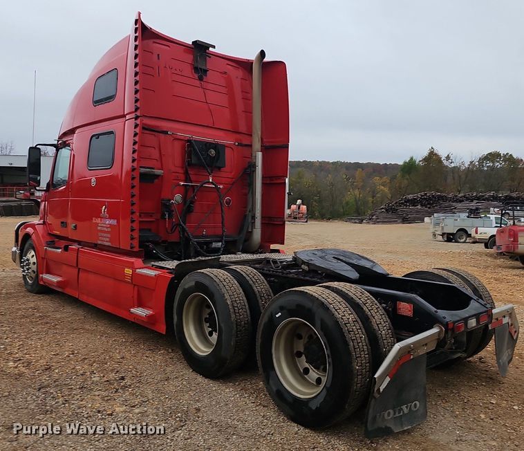 image for item NP9055 2011 Volvo VNL780  semi truck