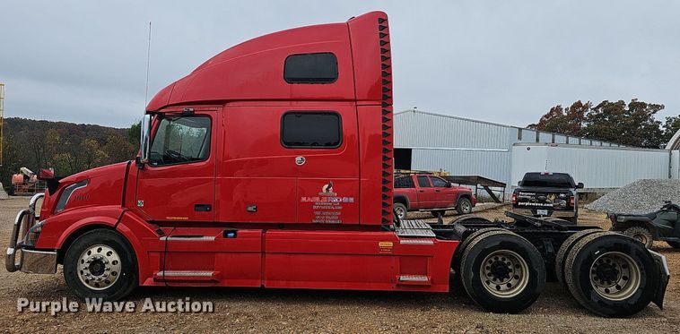 image for item NP9055 2011 Volvo VNL780  semi truck