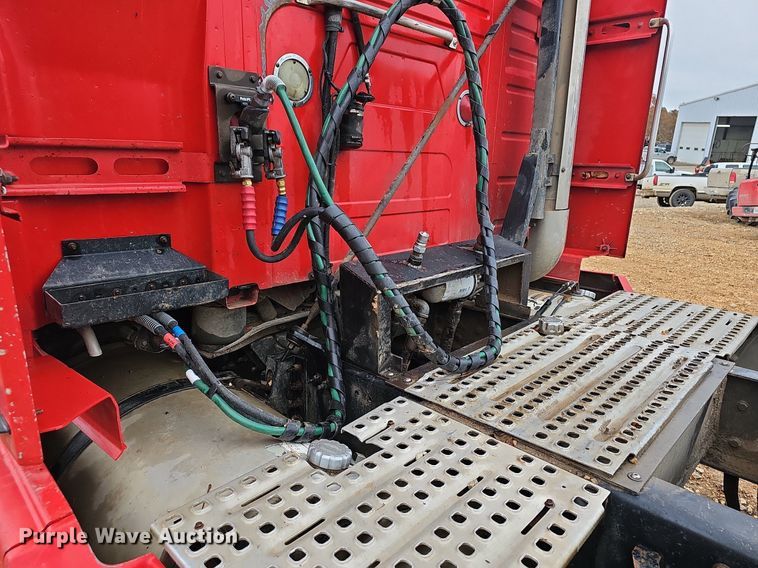 image for item NP9055 2011 Volvo VNL780  semi truck