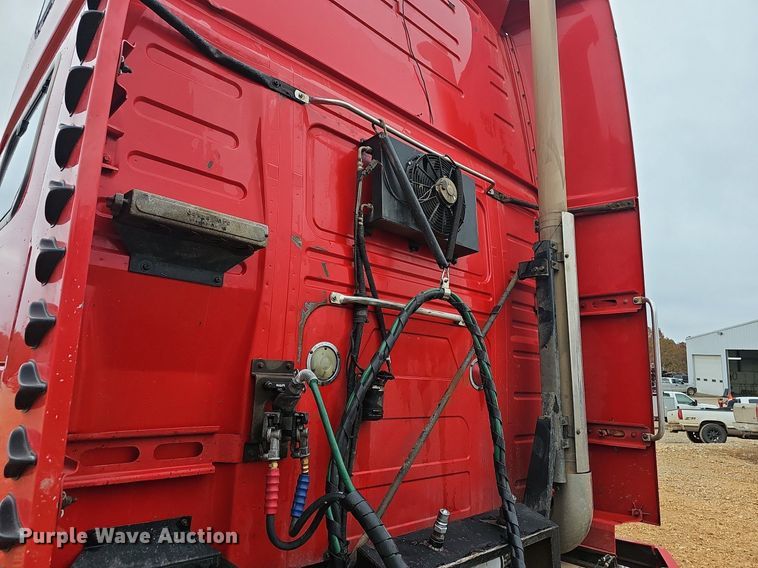 image for item NP9055 2011 Volvo VNL780  semi truck