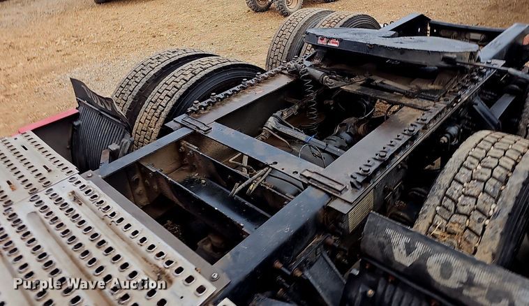 image for item NP9055 2011 Volvo VNL780  semi truck