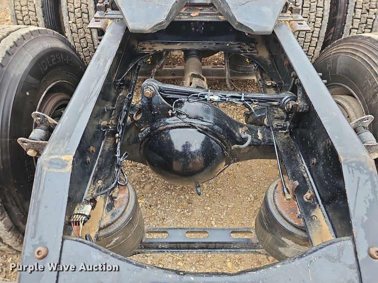 image for item NP9055 2011 Volvo VNL780  semi truck