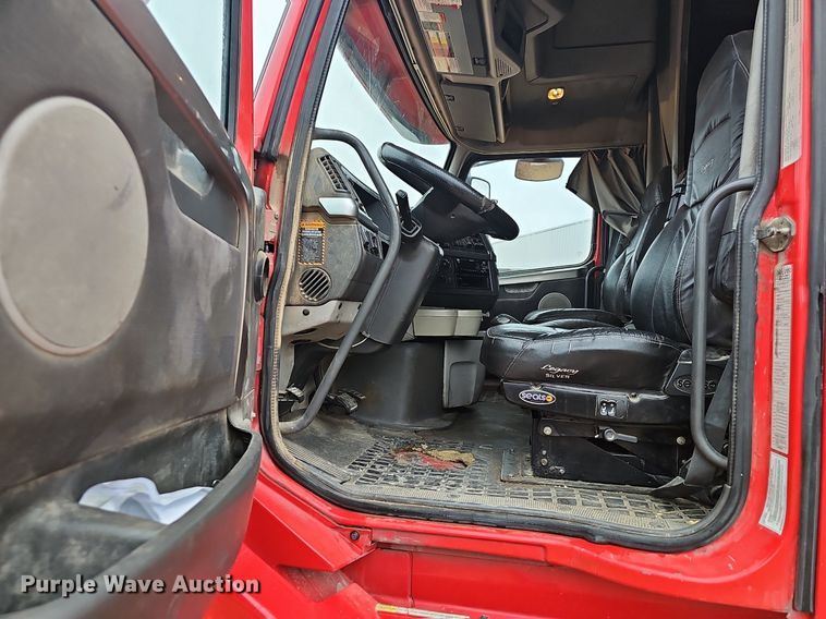 image for item NP9055 2011 Volvo VNL780  semi truck