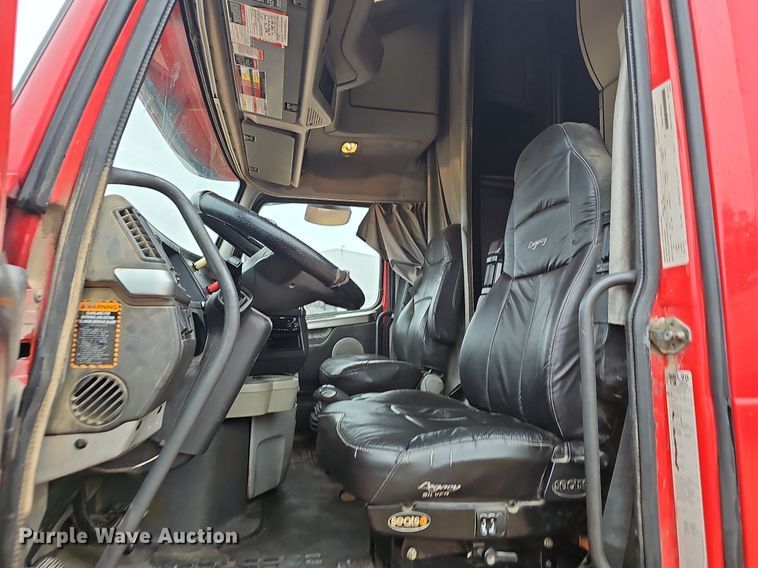 image for item NP9055 2011 Volvo VNL780  semi truck