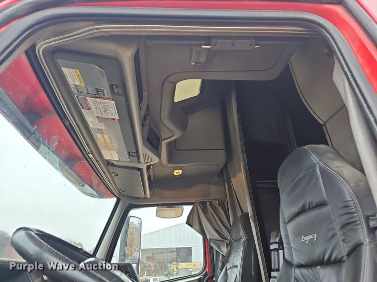 image for item NP9055 2011 Volvo VNL780  semi truck