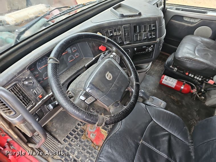 image for item NP9055 2011 Volvo VNL780  semi truck