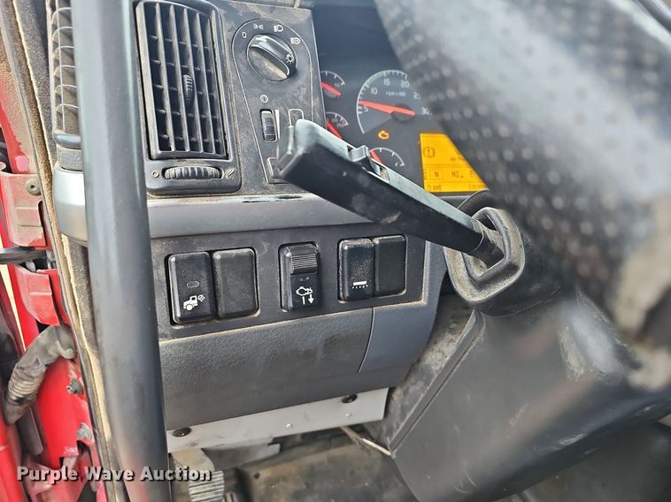 image for item NP9055 2011 Volvo VNL780  semi truck