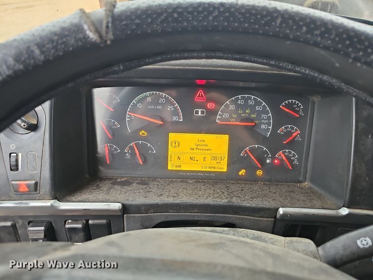 image for item NP9055 2011 Volvo VNL780  semi truck