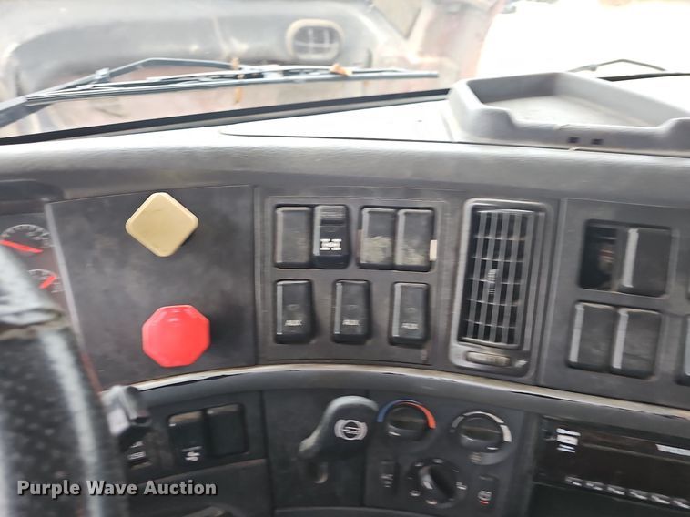 image for item NP9055 2011 Volvo VNL780  semi truck