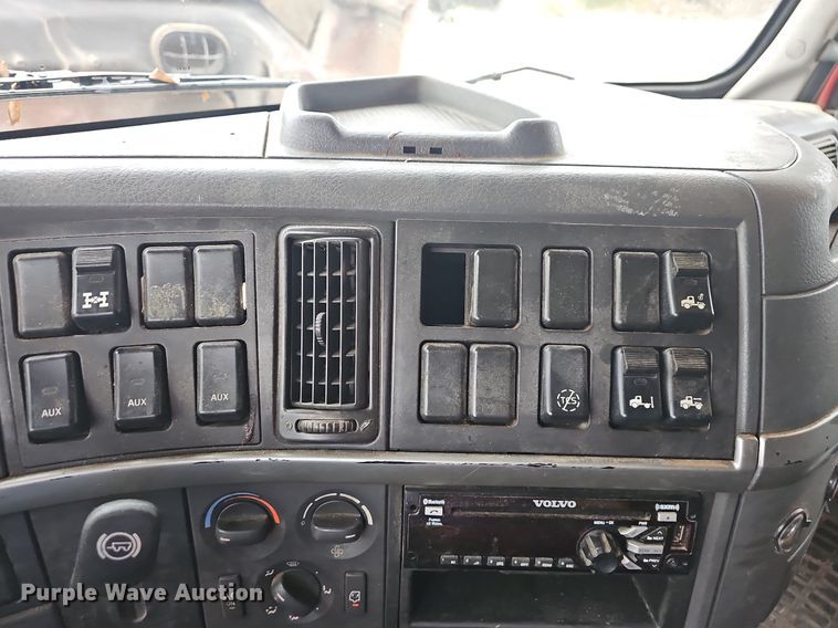 image for item NP9055 2011 Volvo VNL780  semi truck