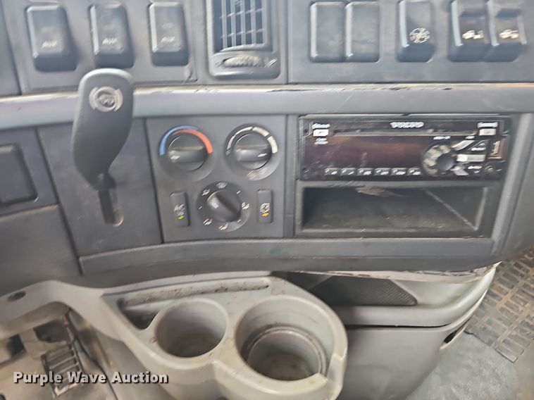 image for item NP9055 2011 Volvo VNL780  semi truck