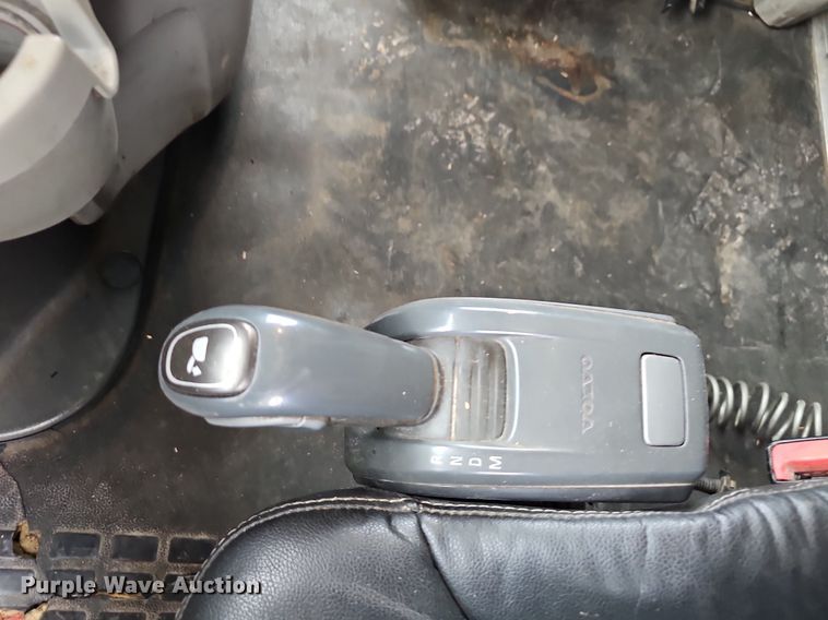 image for item NP9055 2011 Volvo VNL780  semi truck