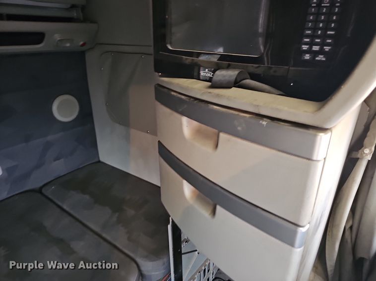 image for item NP9055 2011 Volvo VNL780  semi truck