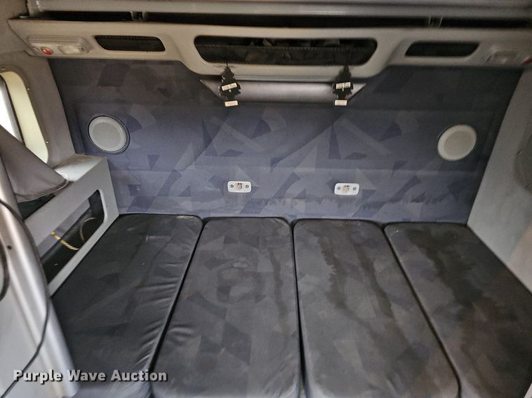 image for item NP9055 2011 Volvo VNL780  semi truck