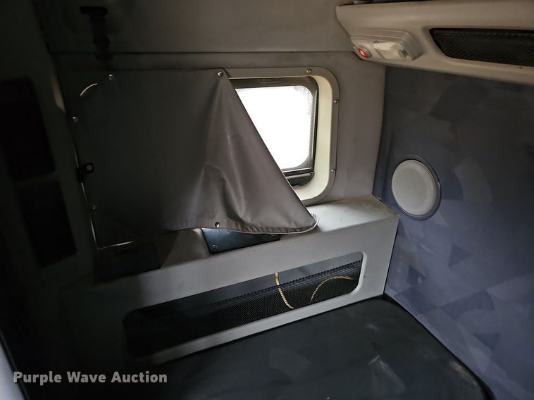 image for item NP9055 2011 Volvo VNL780  semi truck