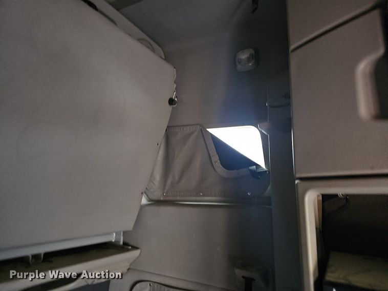 image for item NP9055 2011 Volvo VNL780  semi truck