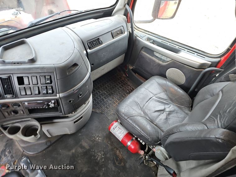 image for item NP9055 2011 Volvo VNL780  semi truck