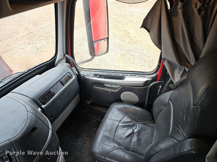 image for item NP9055 2011 Volvo VNL780  semi truck