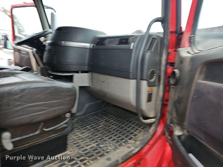 image for item NP9055 2011 Volvo VNL780  semi truck