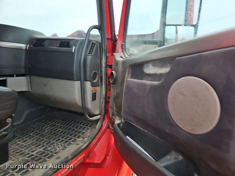 image for item NP9055 2011 Volvo VNL780  semi truck