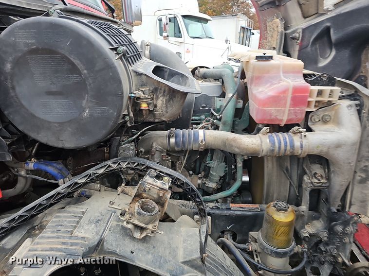 image for item NP9055 2011 Volvo VNL780  semi truck