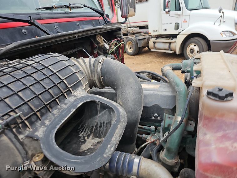 image for item NP9055 2011 Volvo VNL780  semi truck