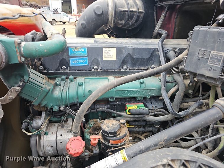 image for item NP9055 2011 Volvo VNL780  semi truck