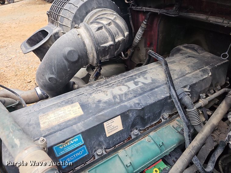 image for item NP9055 2011 Volvo VNL780  semi truck