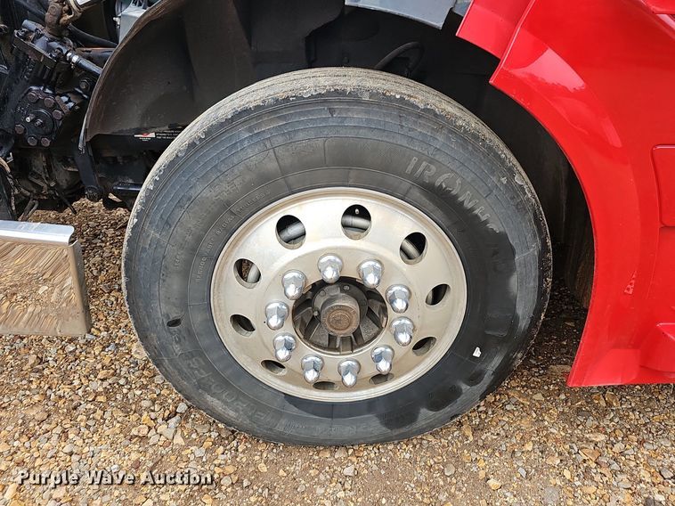 image for item NP9055 2011 Volvo VNL780  semi truck