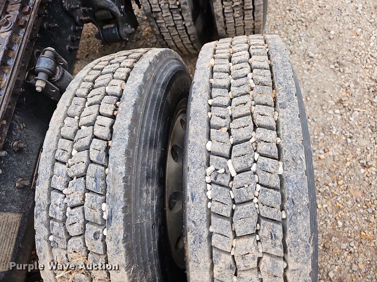 image for item NP9055 2011 Volvo VNL780  semi truck