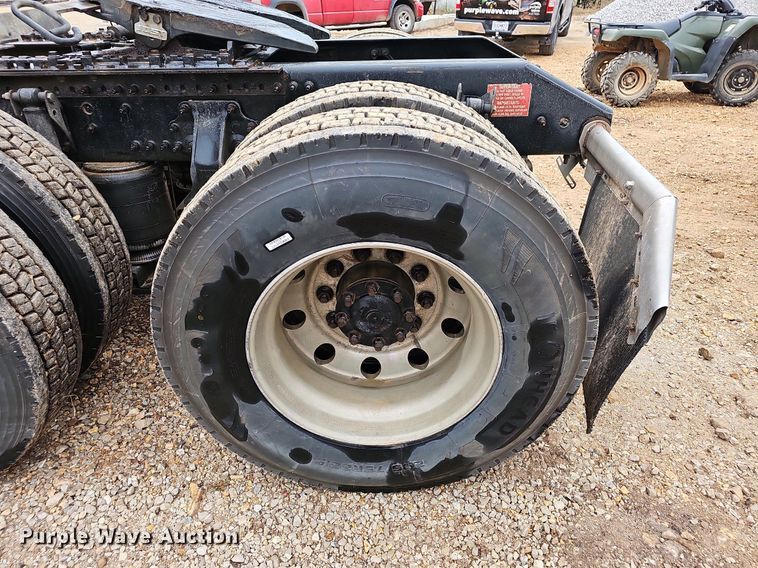 image for item NP9055 2011 Volvo VNL780  semi truck