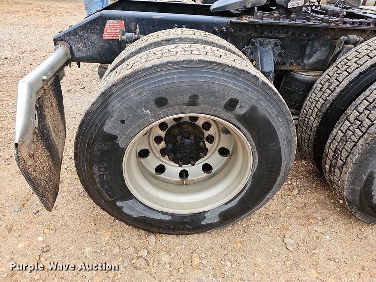 image for item NP9055 2011 Volvo VNL780  semi truck