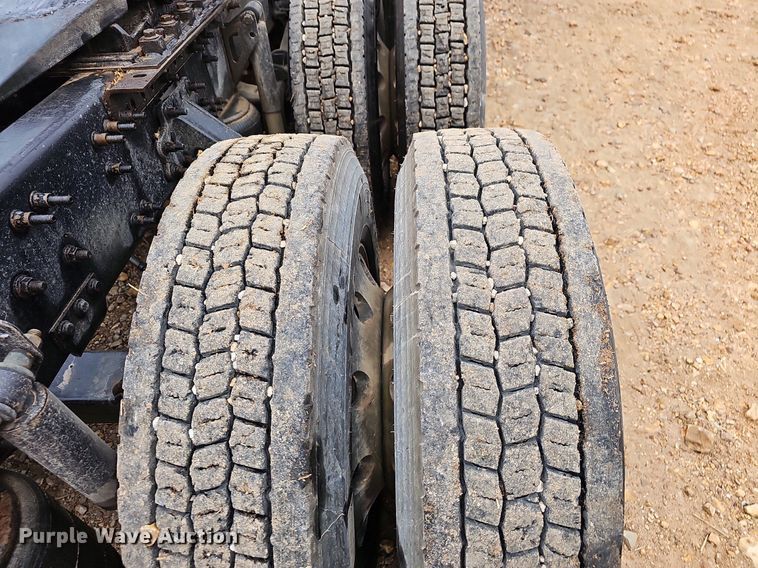 image for item NP9055 2011 Volvo VNL780  semi truck