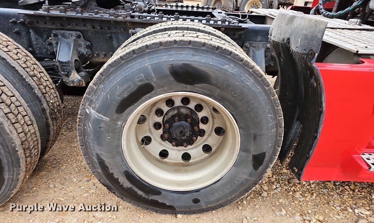 image for item NP9055 2011 Volvo VNL780  semi truck