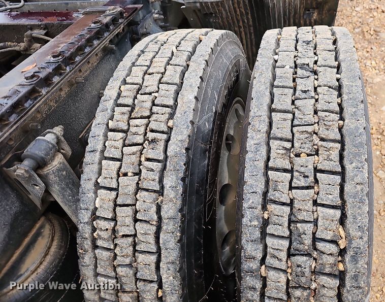 image for item NP9055 2011 Volvo VNL780  semi truck