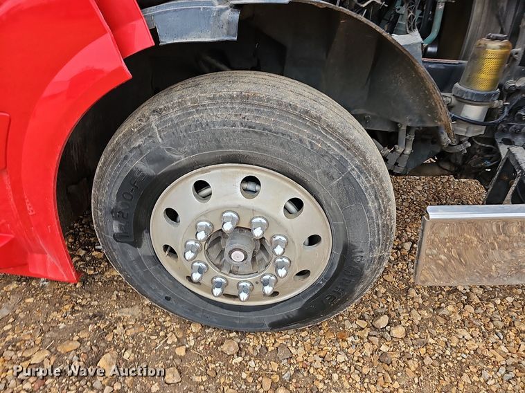 image for item NP9055 2011 Volvo VNL780  semi truck